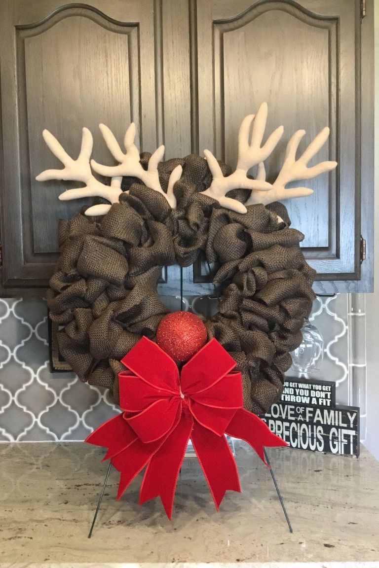 1535729578-burlap-reindeer-christmas-wreath-1535729558