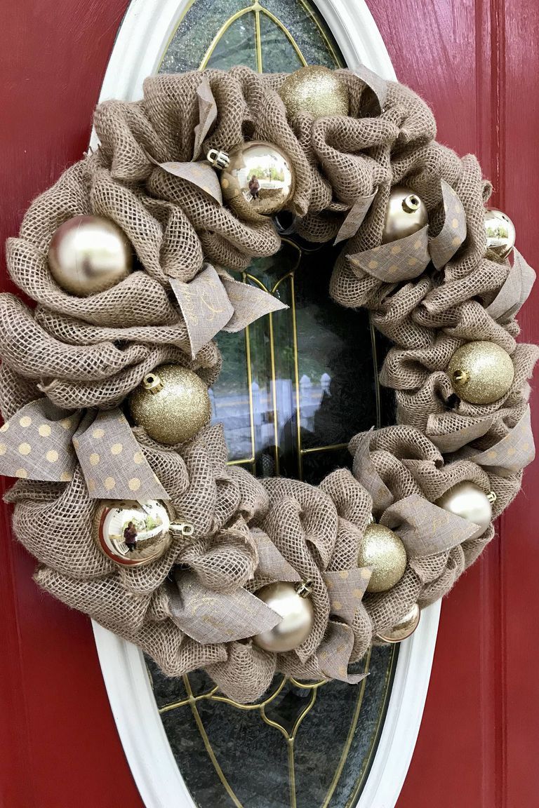 1535727454-burlap-gold-christmas-wreath-1535727433