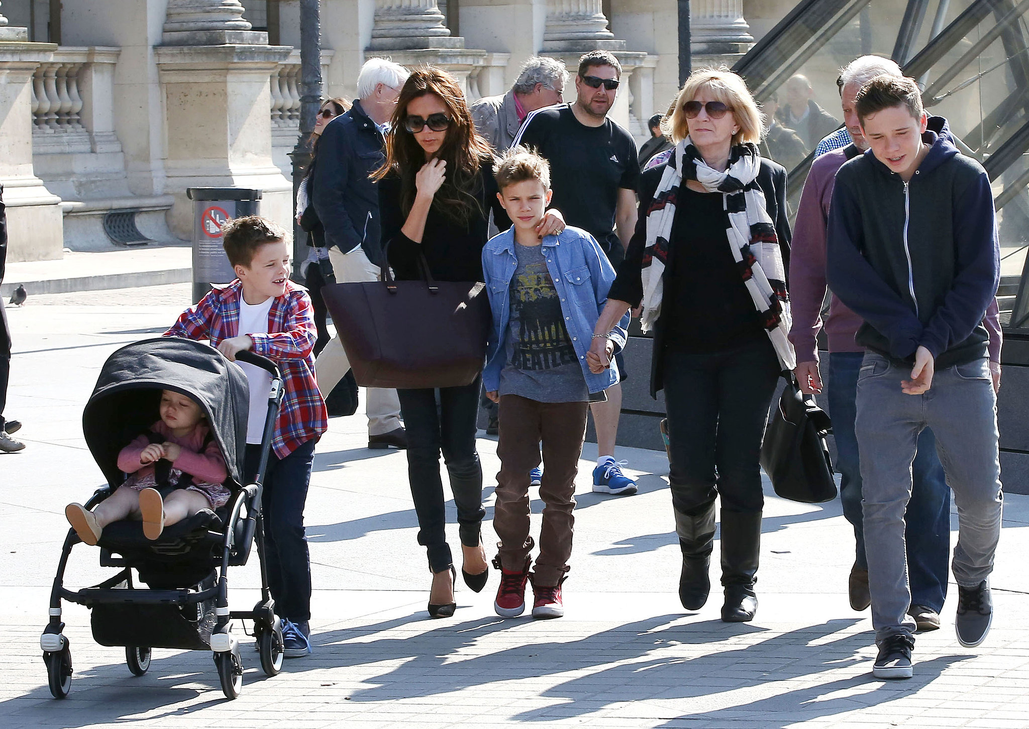 Victoria-Beckham-took-all-her-children-Louvre-Paris