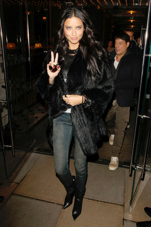 16-adriana-lima-black-fur-winter-coat-outfit-idea-h724