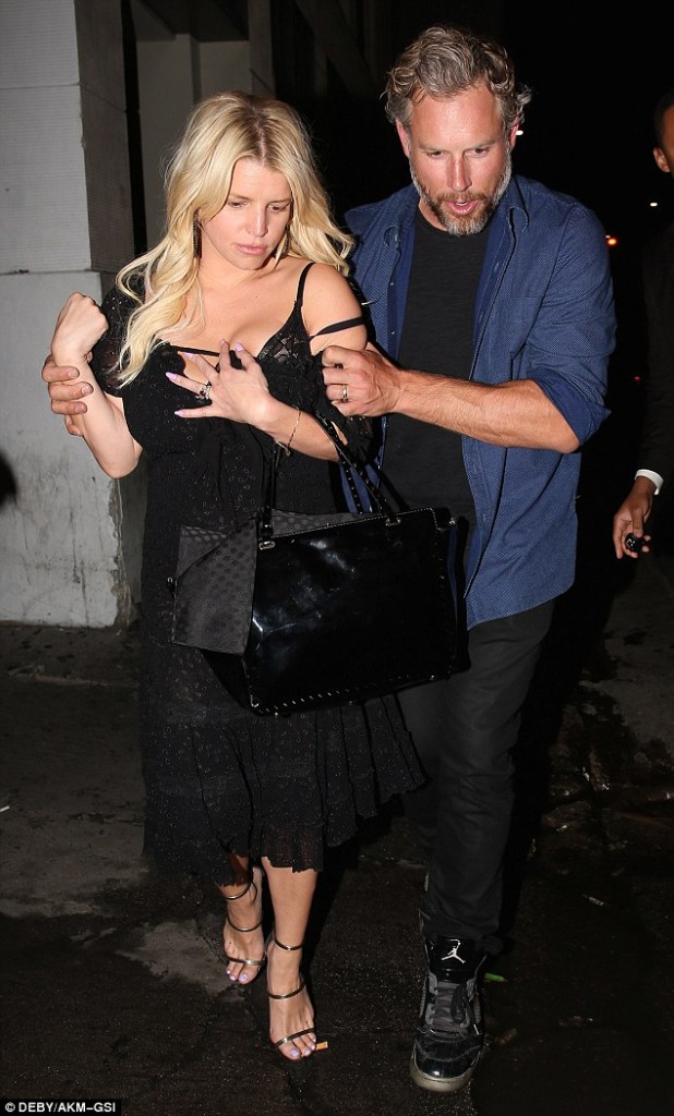 jessica-simpson-drunk-618x1024