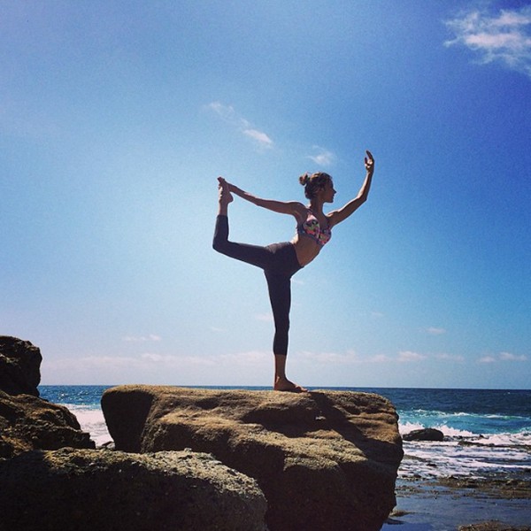 alessandra-ambrosio-yoga-pose-700