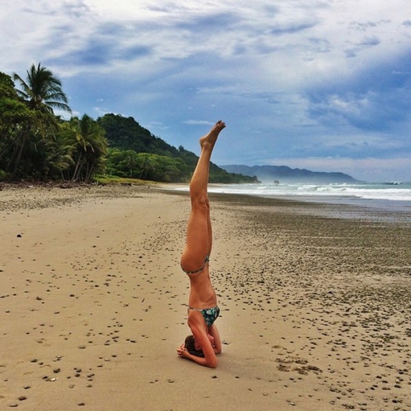 gisele-bundchen-yoga-handstand-700