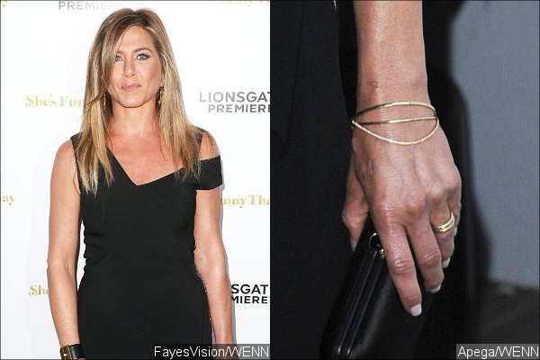 jennifer-aniston-flaunts-wedding-ring-at-her-first-public-appearance-since-the-secret-nuptials