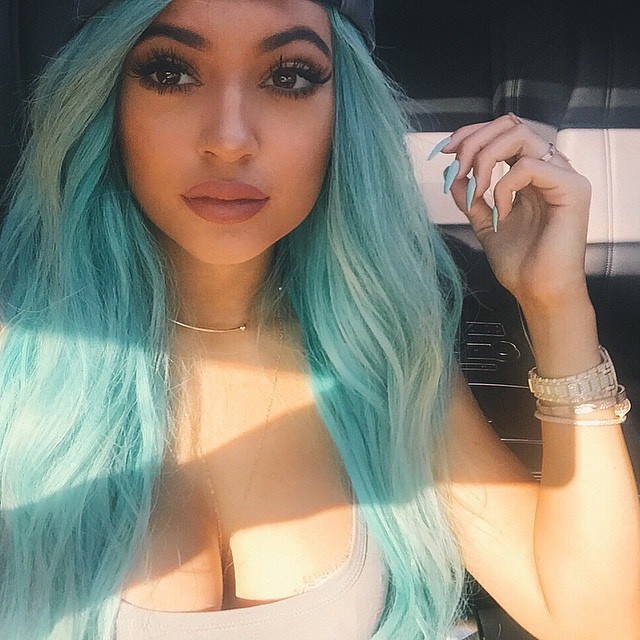 Kylie-Jenner-green-hair-for-Coachella