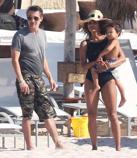 halle-berry-divorce-olivier-martinez-vacation-mexico-2