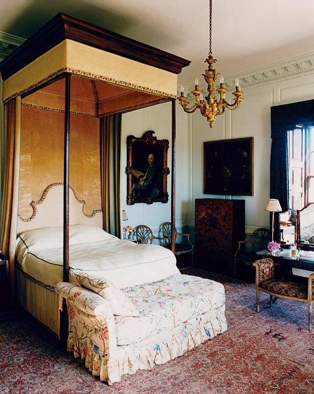 the-one-thing-youll-find-in-every-vogue-bedroom-1678956-1456793724.640x0c.jpg