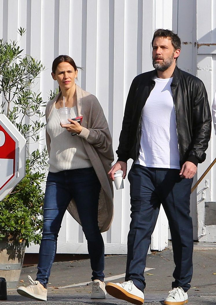 jennifer-garner-ben-affleck-grab-friendly-breakfast-03