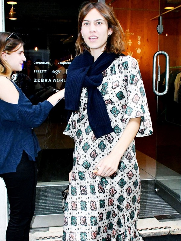 the-one-extra-easy-styling-trick-alexa-chung-always-does-1874031-1471512791.600x0c