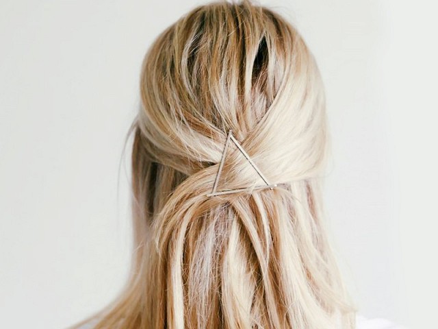 10-hairstyles-you-can-do-in-less-than-30-seconds-1583302.640x0c