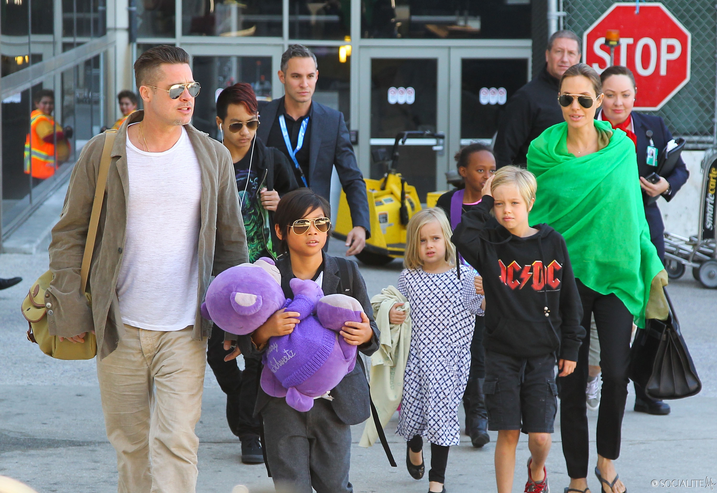 http://static.socialitelife.com/uploads/2014/02/05/Brad-Pitt-And-Angelina-Jolie-Land-In-LAX-With-Kids05-3000x2061.jpg