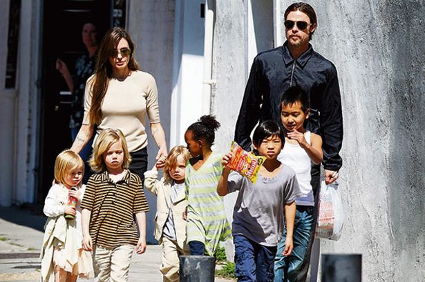 http://www.mouthfrog.com/wp-content/uploads/2014/11/Angelina-Jolie-and-Brad-Pitt-family.jpg