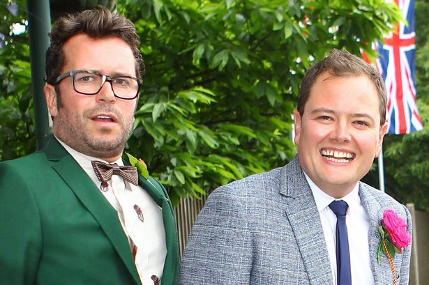 http://i1.mirror.co.uk/incoming/article8629932.ece/ALTERNATES/s615/Alan-Carr-and-Paul-Drayton.jpg