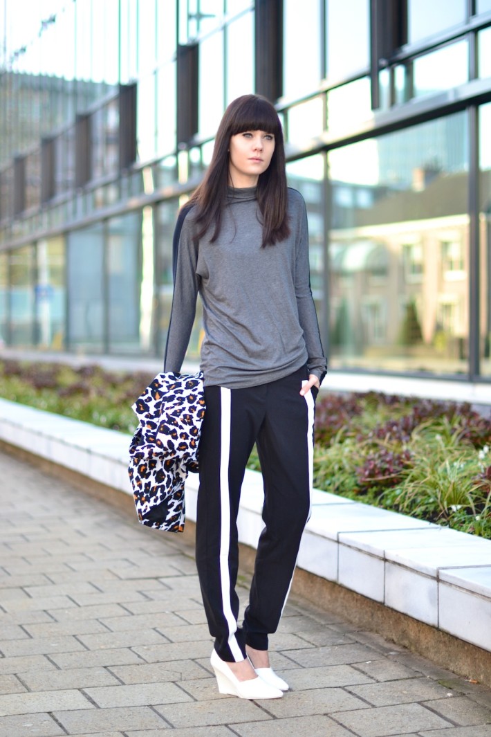 outfit-sports-luxe-trend-inspiration-look-track-pants-monochrome1-710x1065