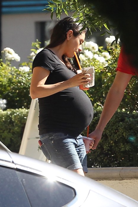 mila-kunis-pregnant-huge-baby-bump-belly-01