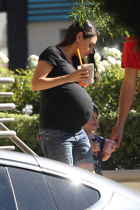 mila-kunis-pregnant-huge-baby-bump-belly-02