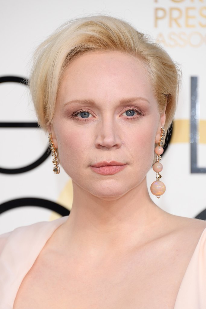 gwendoline-christie-asymmetrical-peach-pearls-were-complemented