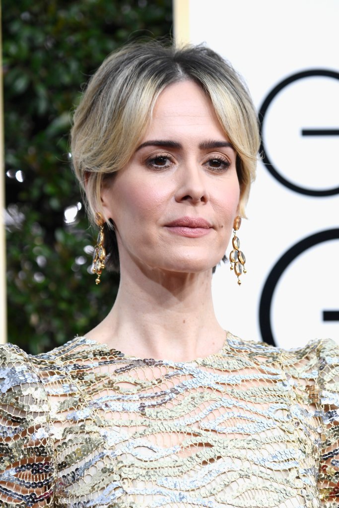 sarah-paulson-neil-lane-earrings-took-form-pretty-flowers