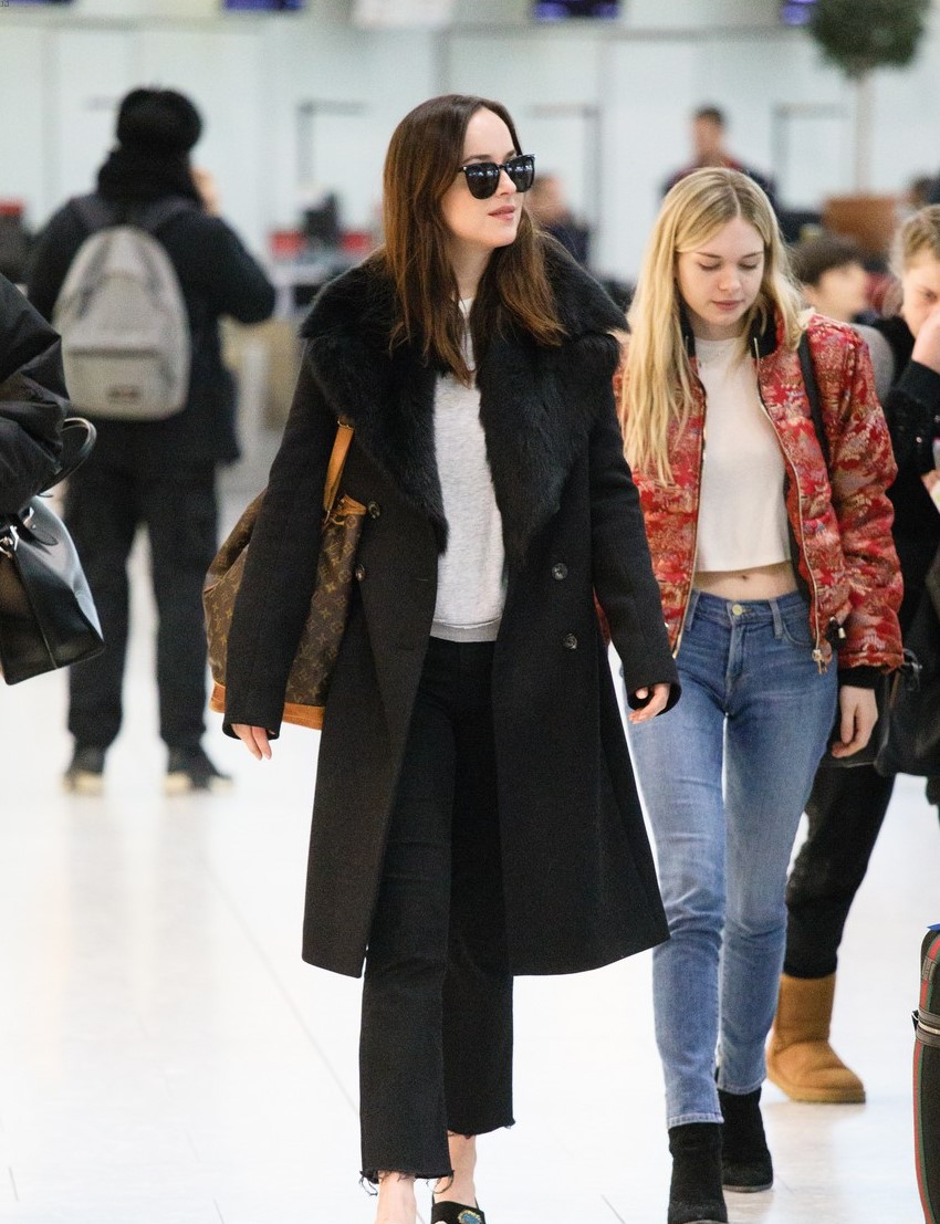 dakota-johnson-flies-out-of-london-with-sister-stella-banderas-02