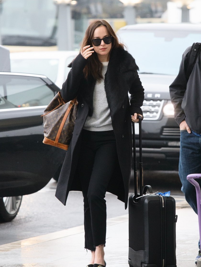 dakota-johnson-flies-out-of-london-with-sister-stella-banderas-04