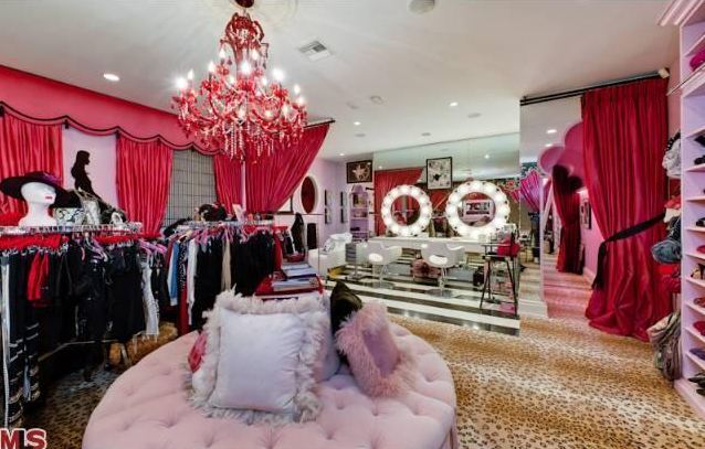 Christina-Aguileras-pink-closet1