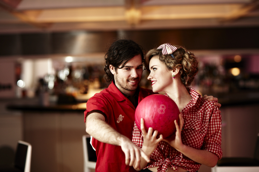 8-1950s-retro-bowling-engagement-shoot-vintage-thaoski