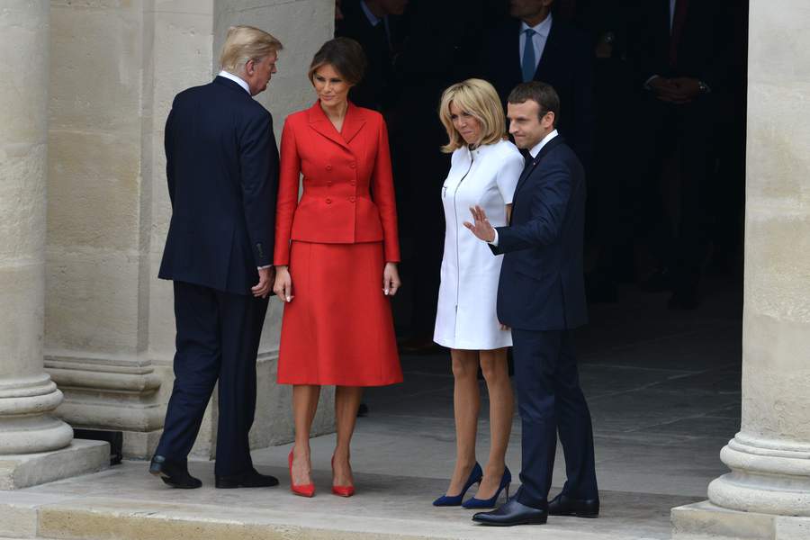 a-paris-brigitte-macron-en-court-et-blanc-et-melania-trump-en-rouge-et-long-ont-rivalise-d-elegance