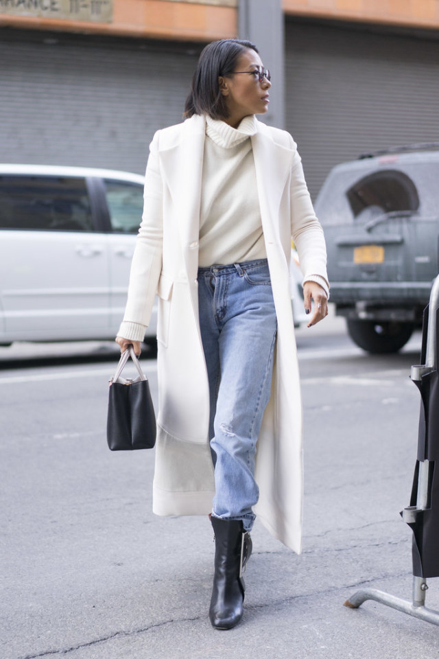 winter-whites-high-wasited-mom-jeans-ankel-boots-cuffed-jeans-white-coat-turtleneck-sweater-work-weekend-outfit-nyfw-street-style-wheresmydriver-inst-640x960