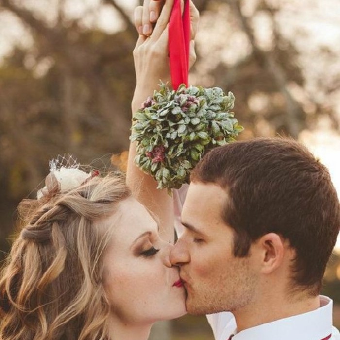 christmas-wedding-ideas-mistletoe-bride-groom