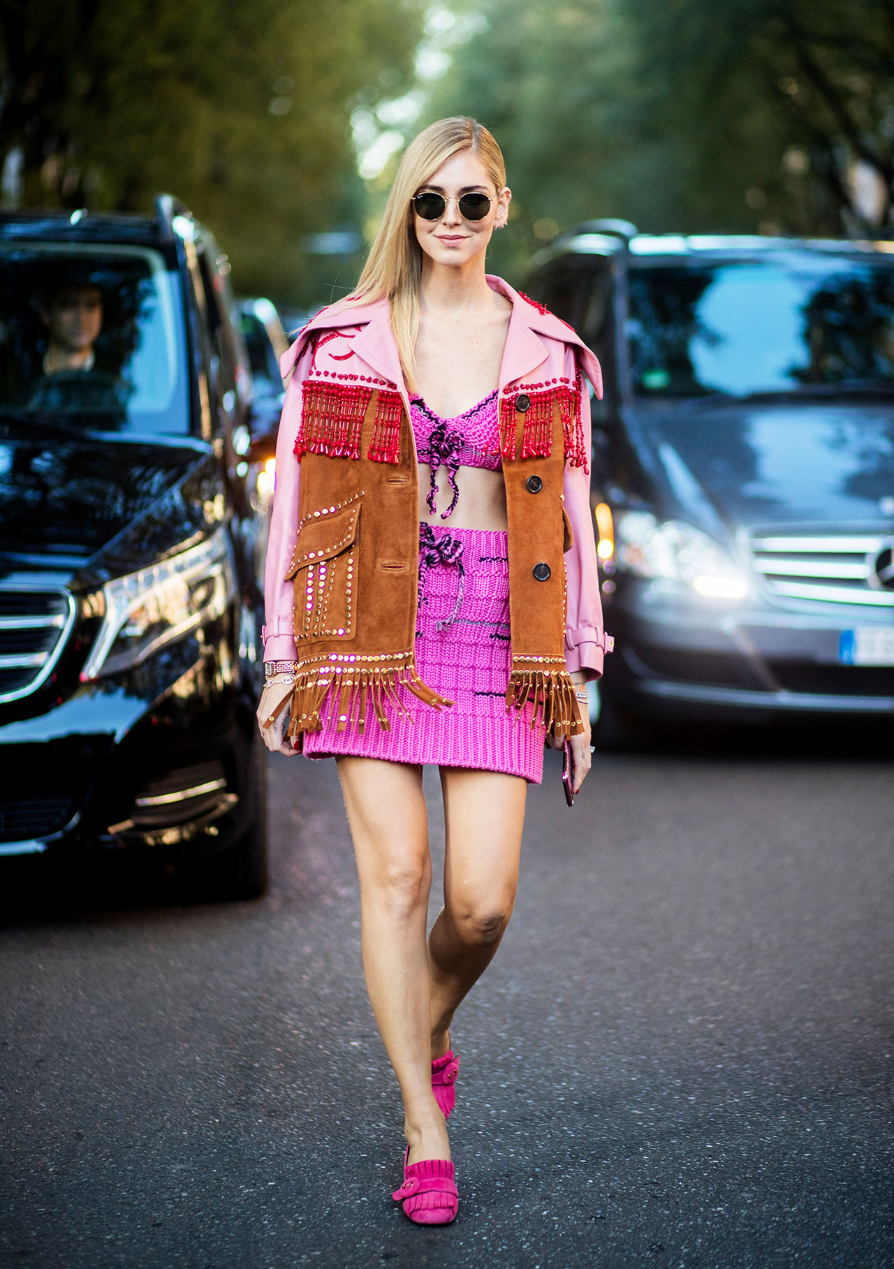 8-chiara-ferragnimilan-fashion-week-street-style-spring-2018-chiara-ferragni-prada-pink-brown-suede-fringe-jacket