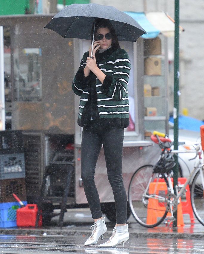 102915-kendall-jenner-umbrella