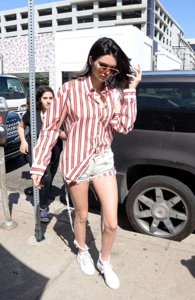 Kendall-Jenner-Films-at-Cuveee-on-Robertson-in-LA-balenciaga-2-650x1000