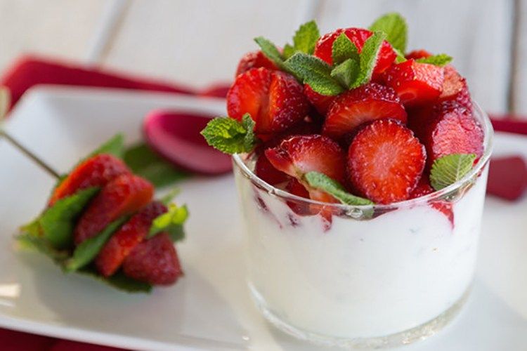 Mint-Yogurt-with-Strawberries-Recipe-1