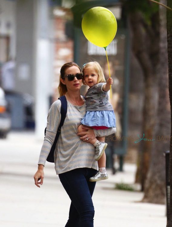 Pregnant-Emily-Blunt-Takes-Her-Daughter-Hazel-To-Get-A-Haircut-568x750