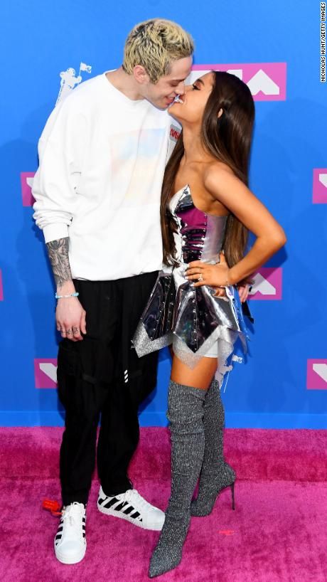 180820195332-04-mtv-vma-0820-ariana-grande-pete-davison-exlarge-916