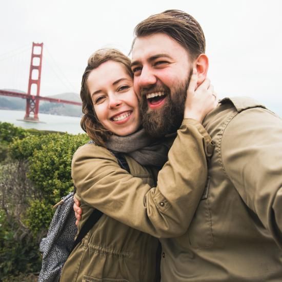 couple-selfie-san-francisco-golden-gate-bridge-550x550