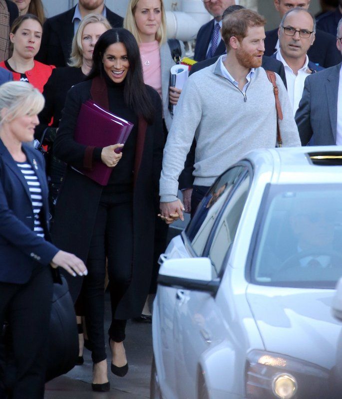 meghan-markle-sydney-airport-arrival-style-2018_1_orig