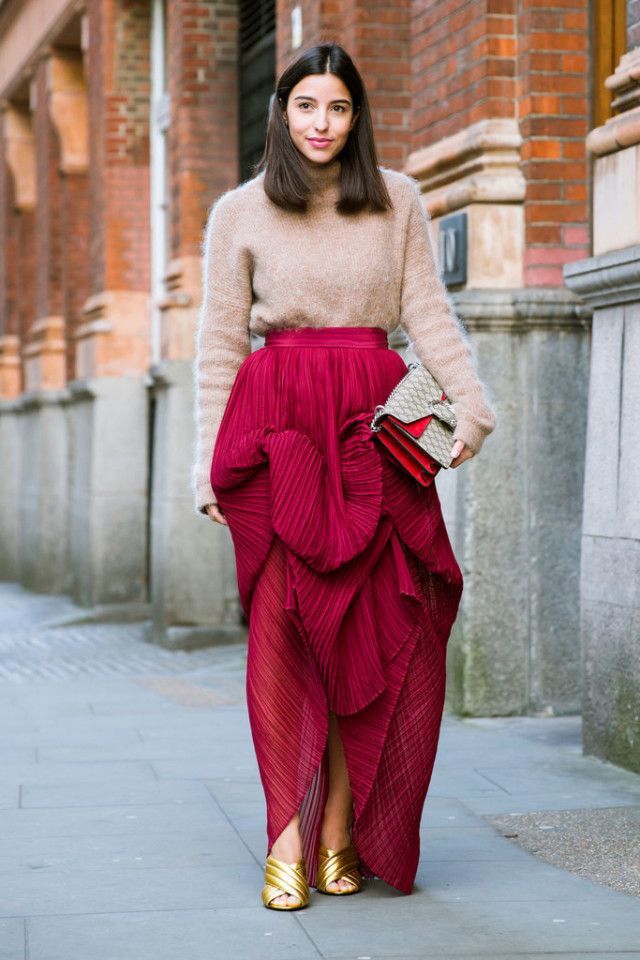 9537c8ad-gold-mules-turtleneck-sweater-ruffled-skirt-lfw-street-style-psuk-640x960