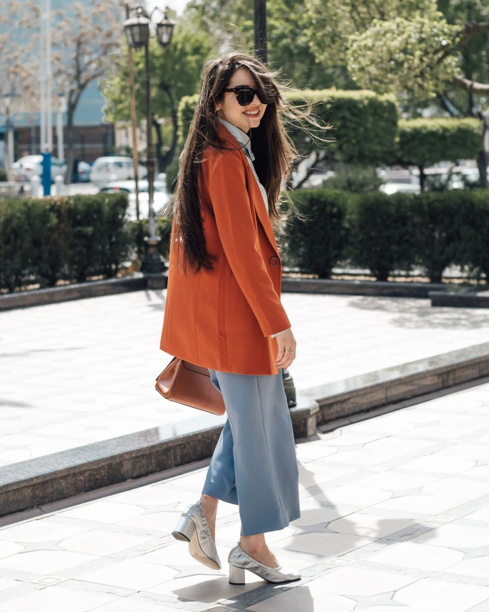 diyora-beta-fashion-blogger-tashkent-street-style-spring-outfit-blue-pants-zara-silk-shirt-rust-blazer-asos-silver-heels-16-1440x1800