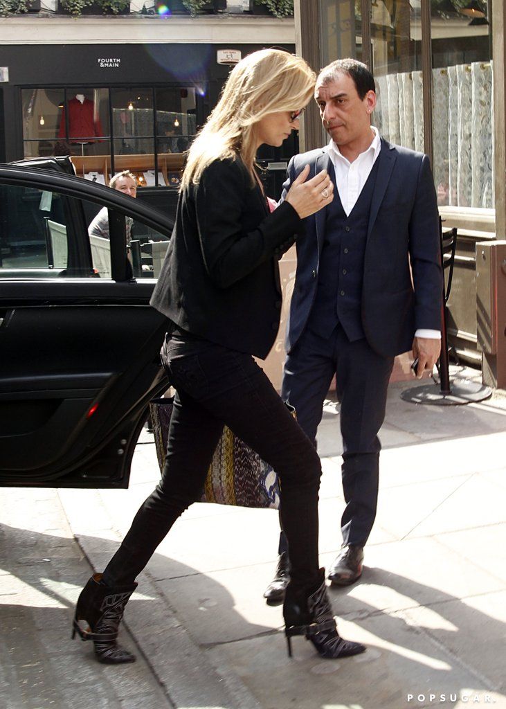 Kate-Moss-wore-black-skinny-jeans-black-tuxedo-jacket