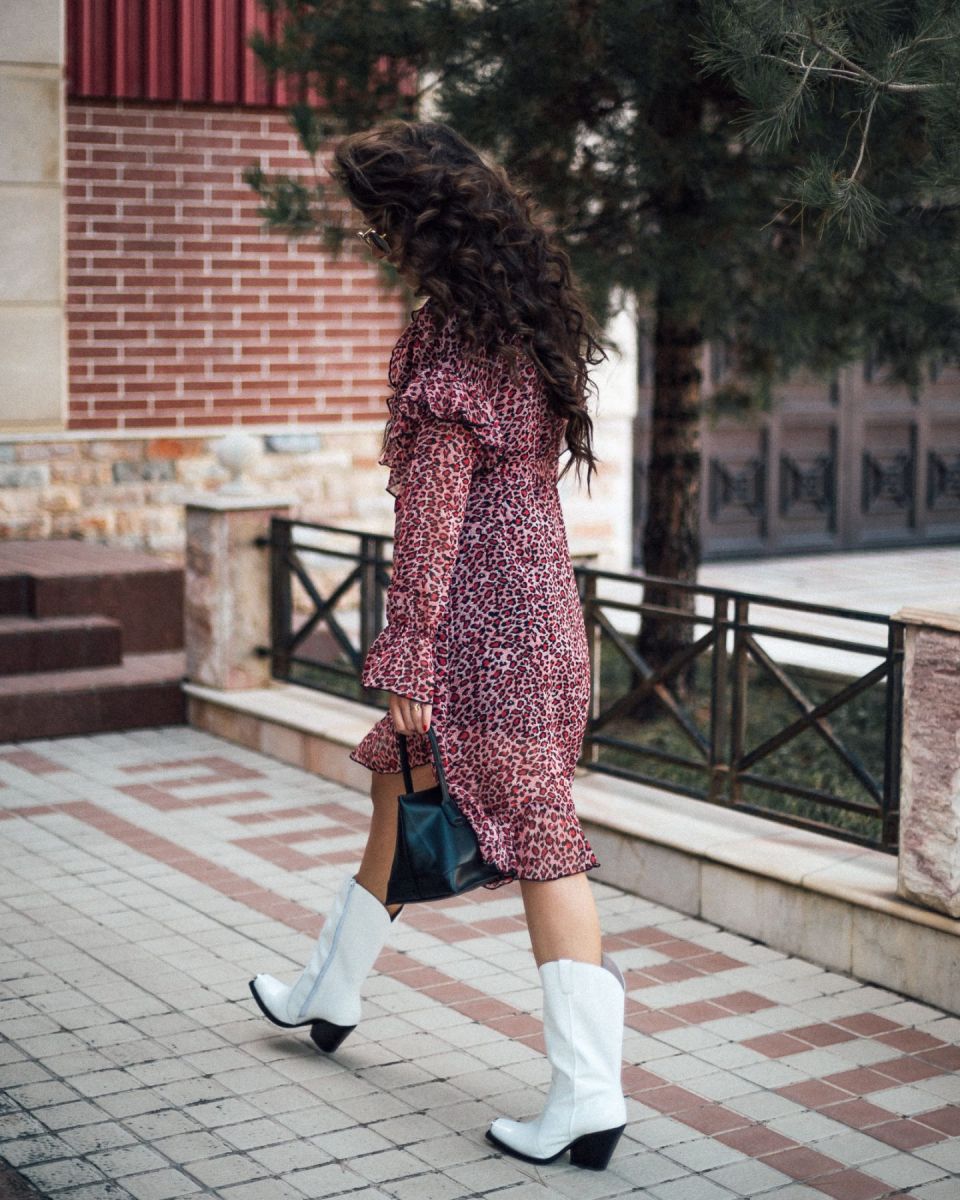 diyora-beta-fashion-blogger-tashkent-street-style-lookoftheday-white-western-boots-leopard-print-dress-5-1440x1800