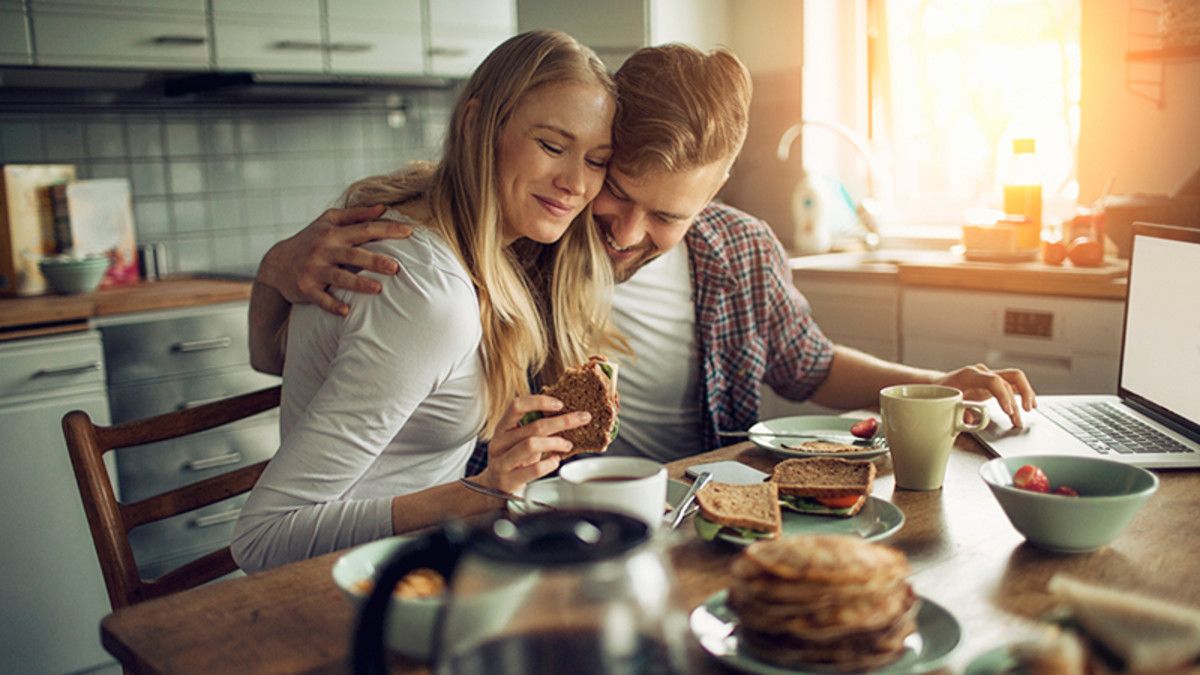 couple-kitchen-morning-eating-breakfast