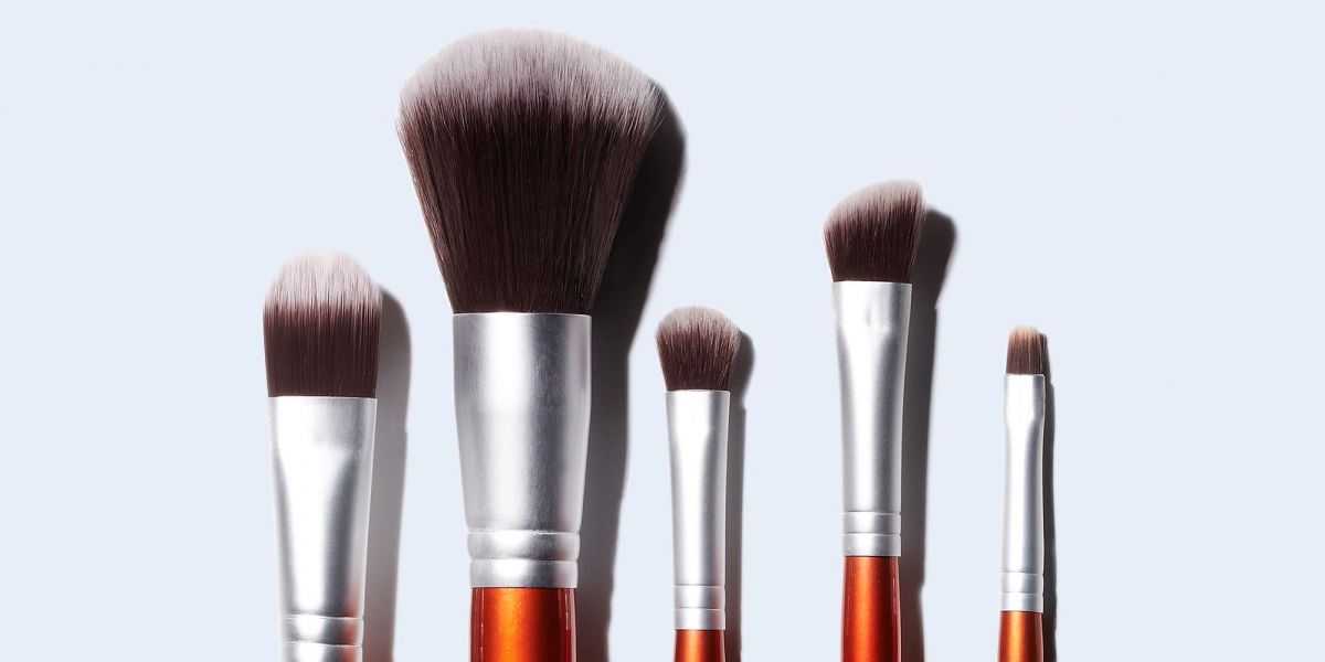 elle-clean-makeup-brush-1518108519