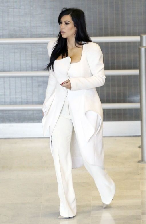 kim-kardashian-touches-down-paris-pregnant_1002