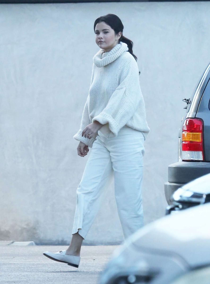 Selena-Gomez-in-White-Outfit--02