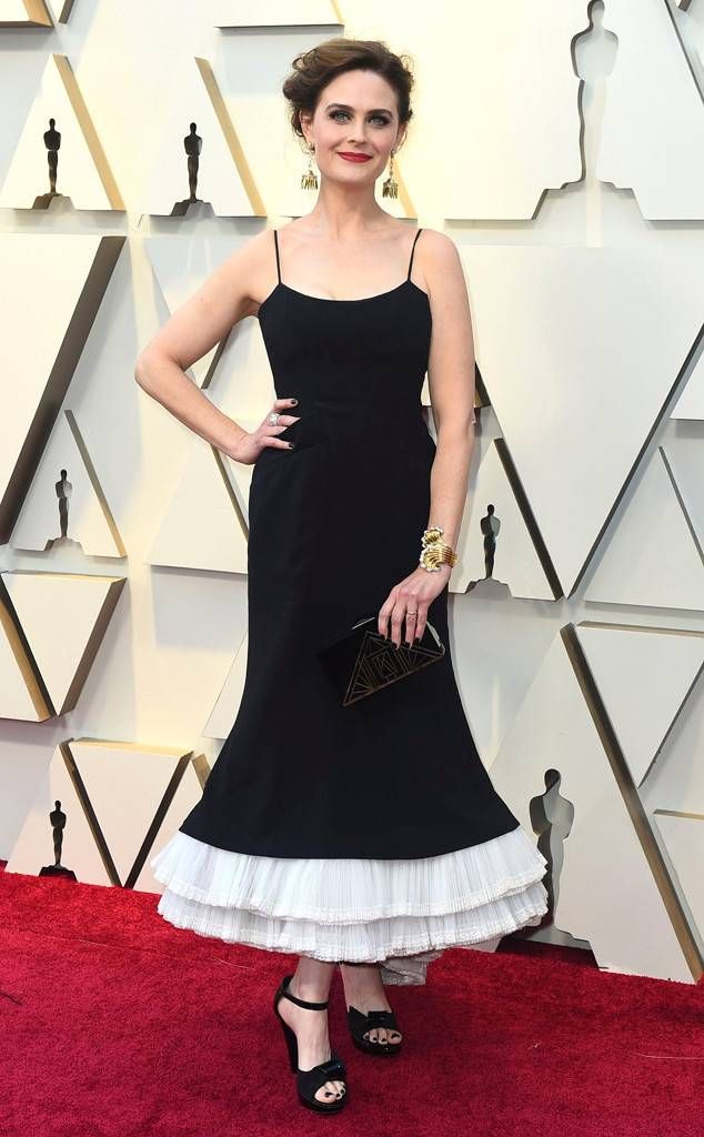 rs_634x1024-190224174444-634-2019-oscar-academy-awards-red-carpet-fashions-emily-deschanel.cm.22419