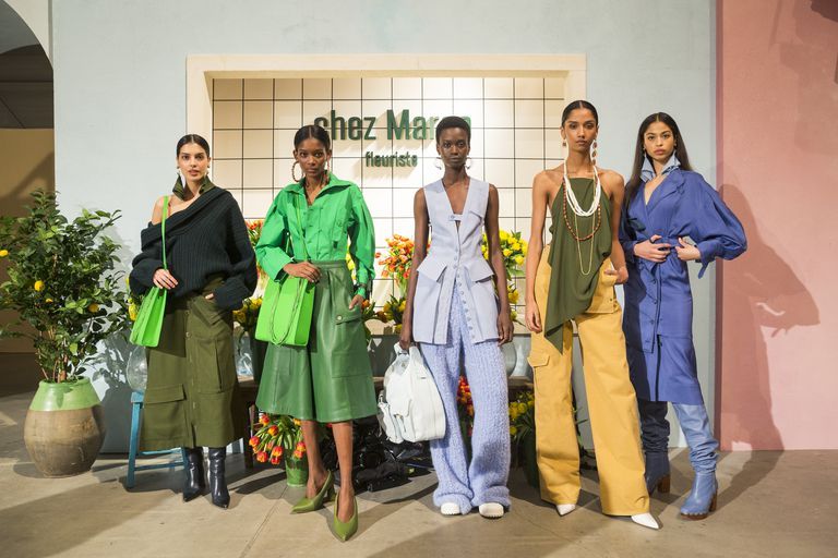 models-pose-during-the-jacquemus-show-as-part-of-the-paris-news-photo-1132128936-1551198418