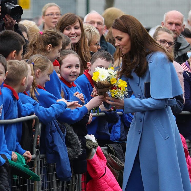 kate-middleton-receiving-flowers-m