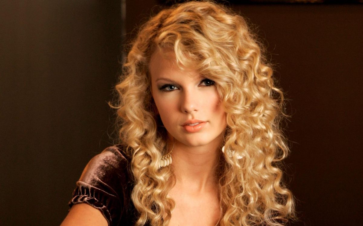 music_taylor_swift_curly_hair_045778_