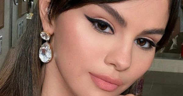 Η Selena Gomez σας δείχνει πως θα αποκτήσετε το εμβληματικό της cat eye ...